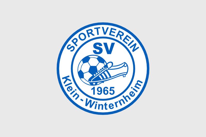 Logo des SV Klein-Winterheim mit Fußbällen und Schuhen, umrandet von Text und Jahreszahl 1965 in Blau und Weiß.